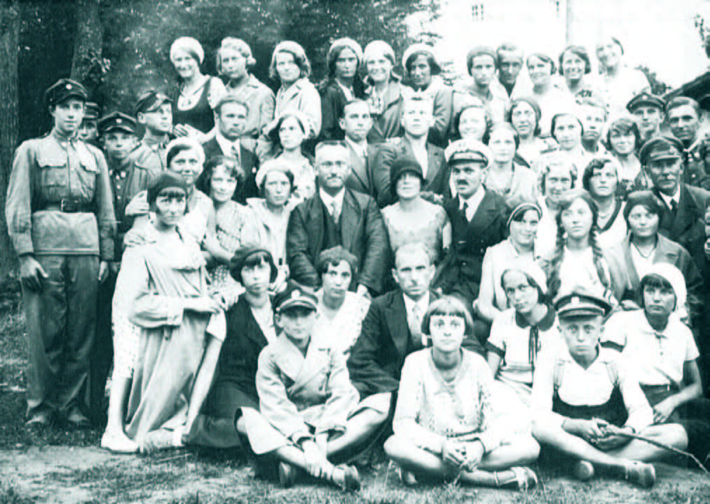 Dyrektor Cezak z uczniami szkoły na wycieczce - Rozewie 1934 r.