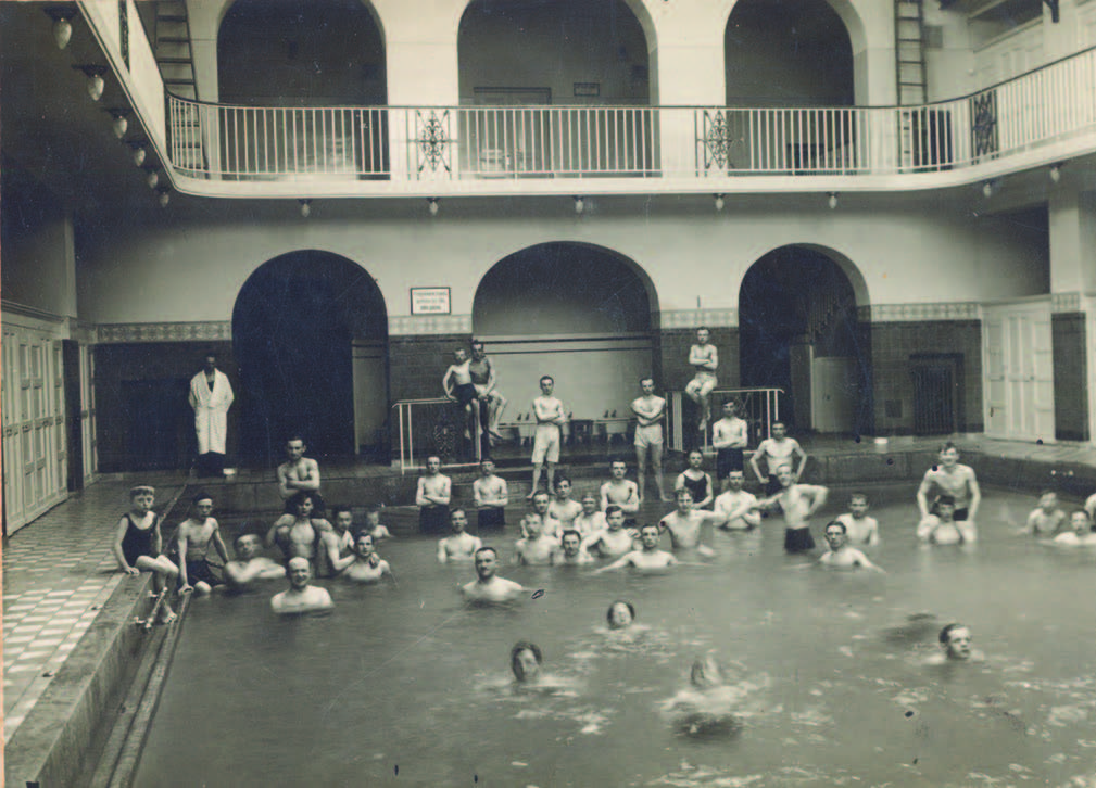 Uczniowie szkoły z dyrektorem Cezakiem w Łaźni Miejskiej - 1929 r.