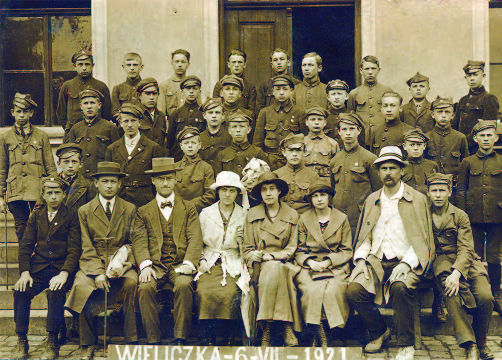 Dyrektor Cezak z młodzieżą w Wieliczce - 6 czerwca 1921 r.