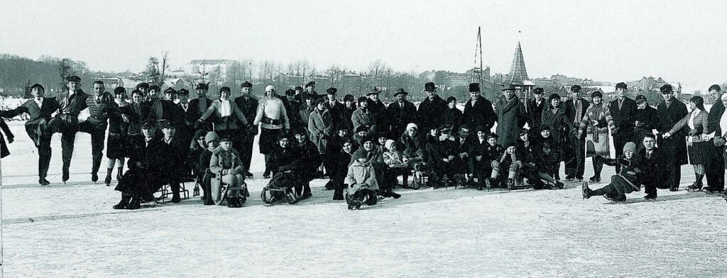 Dyrektor Cezak z uczniami na lodowisku - staw Cylkego - 1932