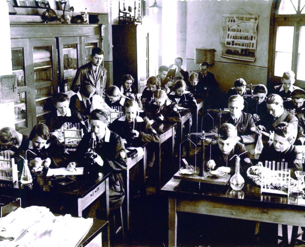 Pracownia chemiczna i Jan Kosowski - 1935