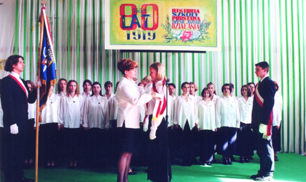 Poczet sztandarowy i chór szkolny podczas pierwszego publicznego wykonania Hymnu Szkoły - 1999