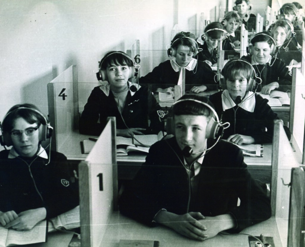 Uczniowie w sali do nauki języków z słuchawkami na uszach