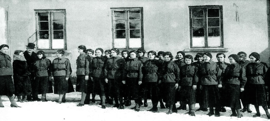 Lekcja przysposobienia obronnego na dziedzińcu szkoły w obecności dyrektora Cezaka i Henryki Radzińskiej, nauczycielki języka polskiego i historii - 1935