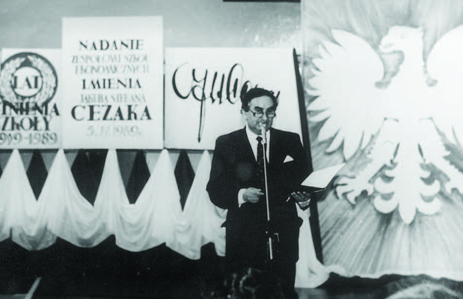 Ówczesny kurator oświaty odczytuje akt nadania - 5 kwietnia 1989