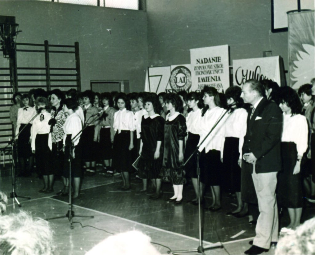 Uroczystość nadania szkole imienia. Dobrosława Remelska i Jerzy Szulc w roli prowadzących - 1989