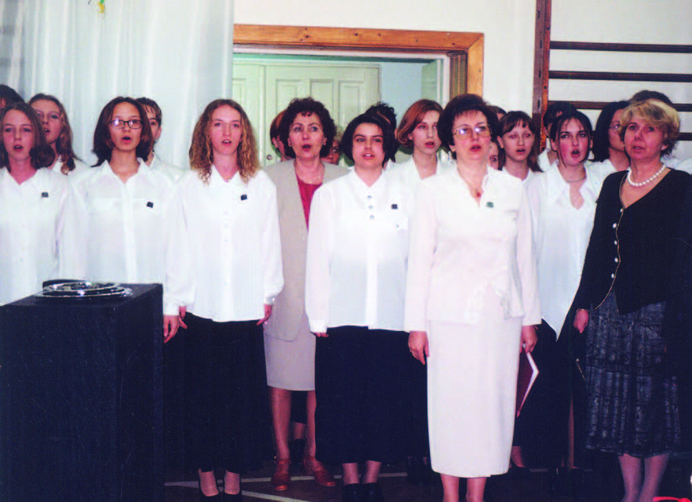Chór szkolny w towarzystwie Dobrosławy Remelskiej (od lewej), dyrektor Małgorzaty Barylskiej i wicedyrektor Bożenny Janiszewskiej - 1999