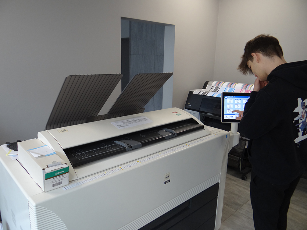 praktyki uczniów Technikum grafiki i poligrafii cyfrowej - uczeń czy ploterze