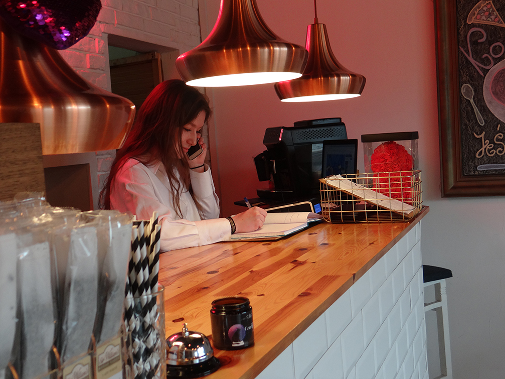 praktyki uczniów Technikum gastronomicznego - uczennica przy za barem