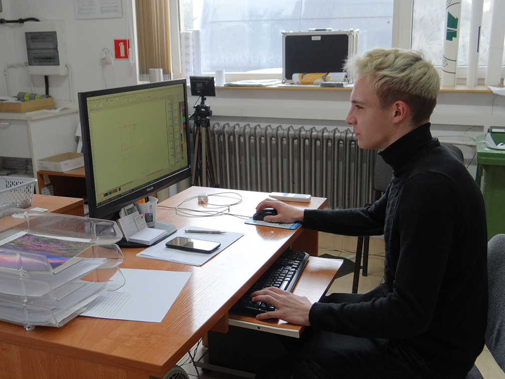 praktyki uczniów Technikum grafiki i poligrafii cyfrowej- uczeń przy komputerze