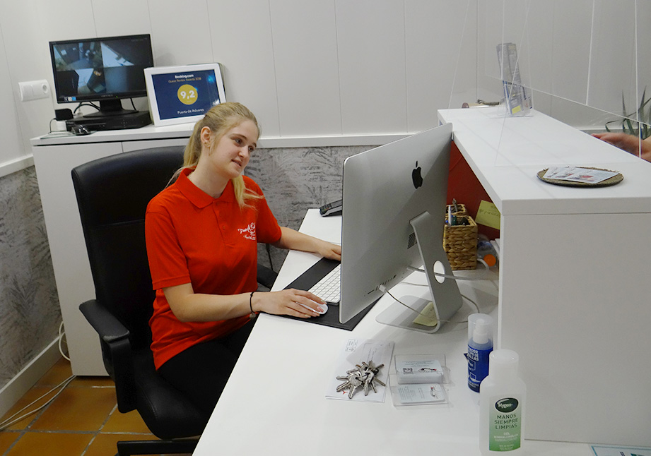 praktyki uczniów Technikum hotelarskiego - uczennica w recepcji
